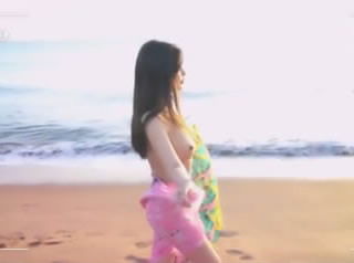 凹凸美身段女神全裸在海灘上